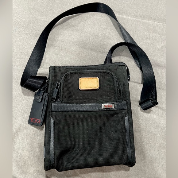 tumi alpha 2 crossbody unisex bag.